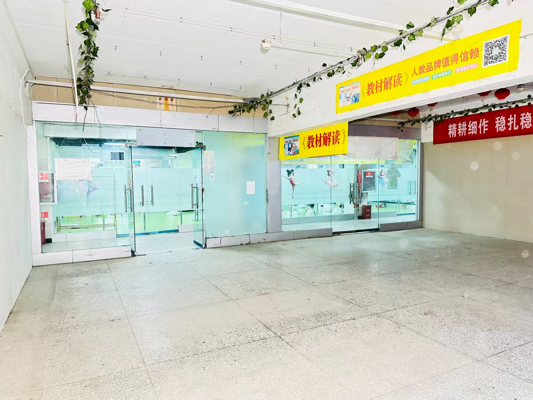 万隆路提供写字楼、商铺、展示空间、直播间等多种面积选择，满足企业办公、研发、展示、运营等多元需求。