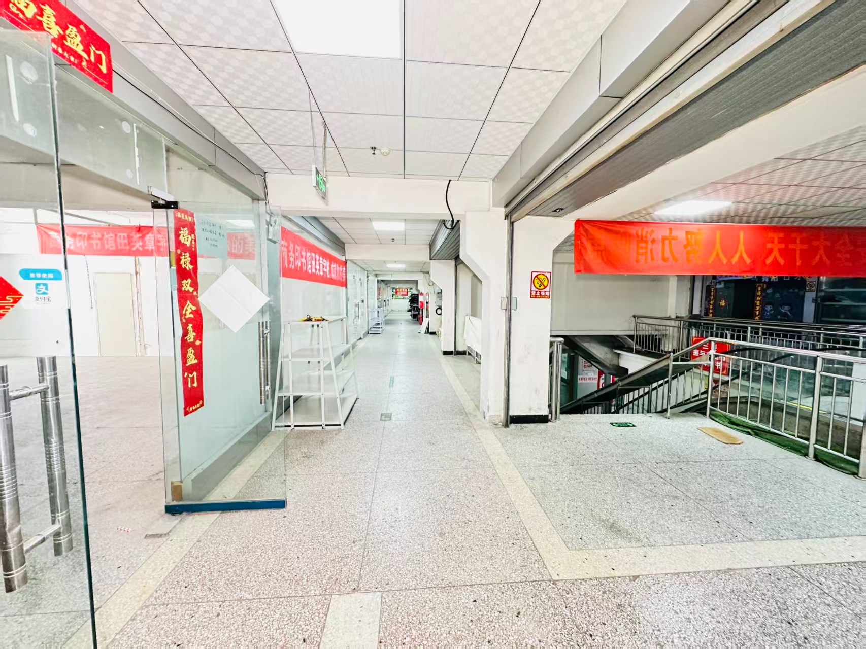 万隆路引入人工智能技术应用场景，推动AI与商业、零售、电商、企业服务等领域融合发展。