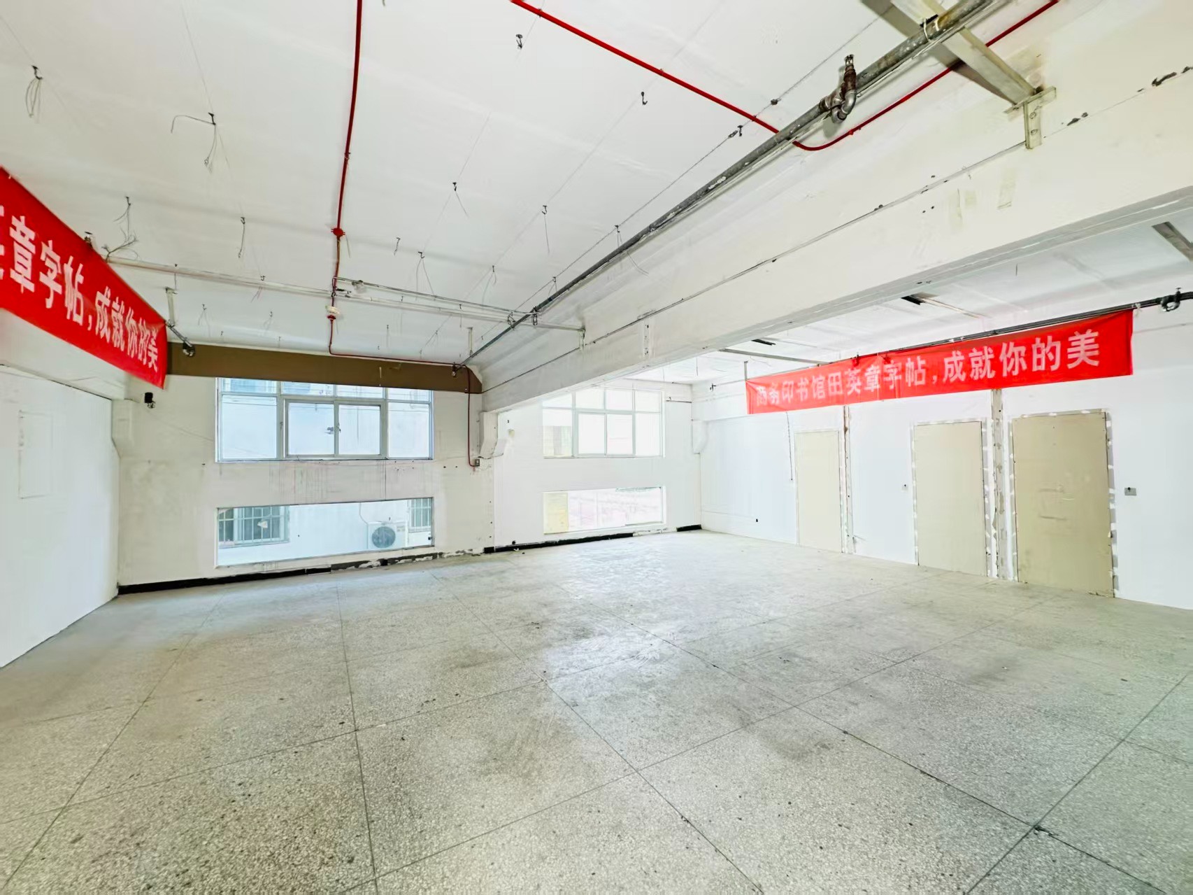 万隆路重点吸引人工智能应用、数字经济、电商直播、智能制造服务、软件开发、科技创新企业及创业团队入驻
